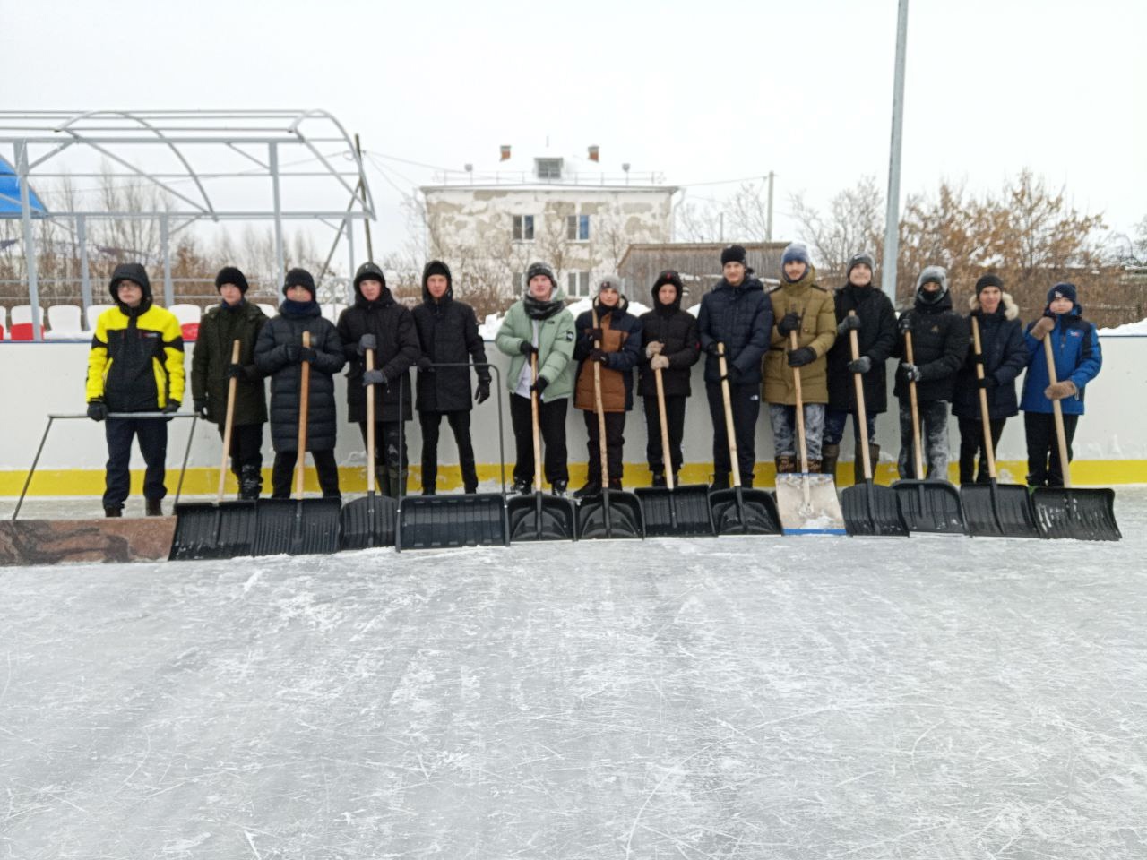 Сегодня наши ребята-девятиклассники сделали перерыв в учёбе и активно взялись за дело!.