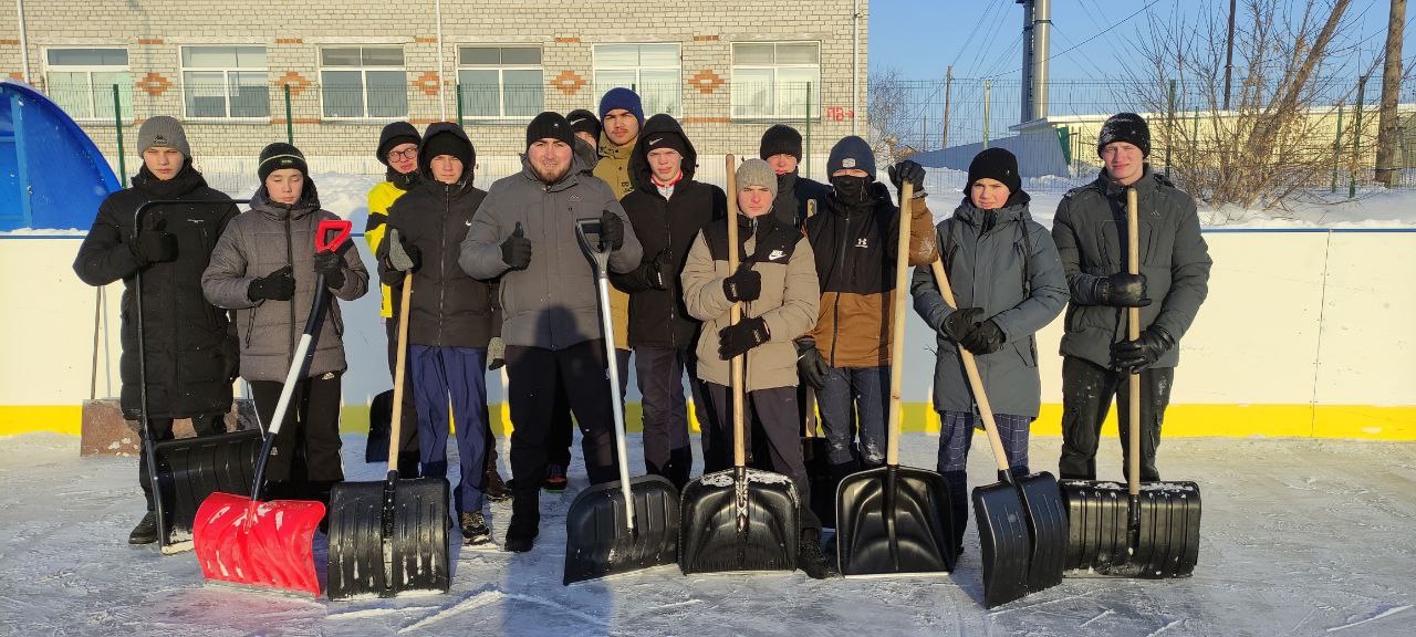 Ребята из 8-9 классов сегодня вновь помогли очистить наш любимый каток от снега!.